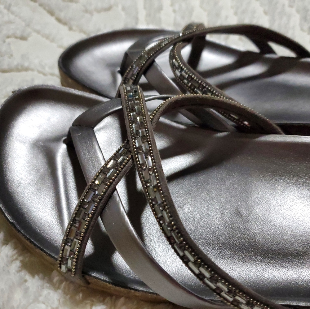 9 Women's rhinestone comfort sandals EUC